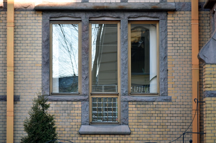 4-я линия, 9. Витражи в особняке П.П. Форостовского. Окно 1 этажа с витражами 5 типа. Фото 2020